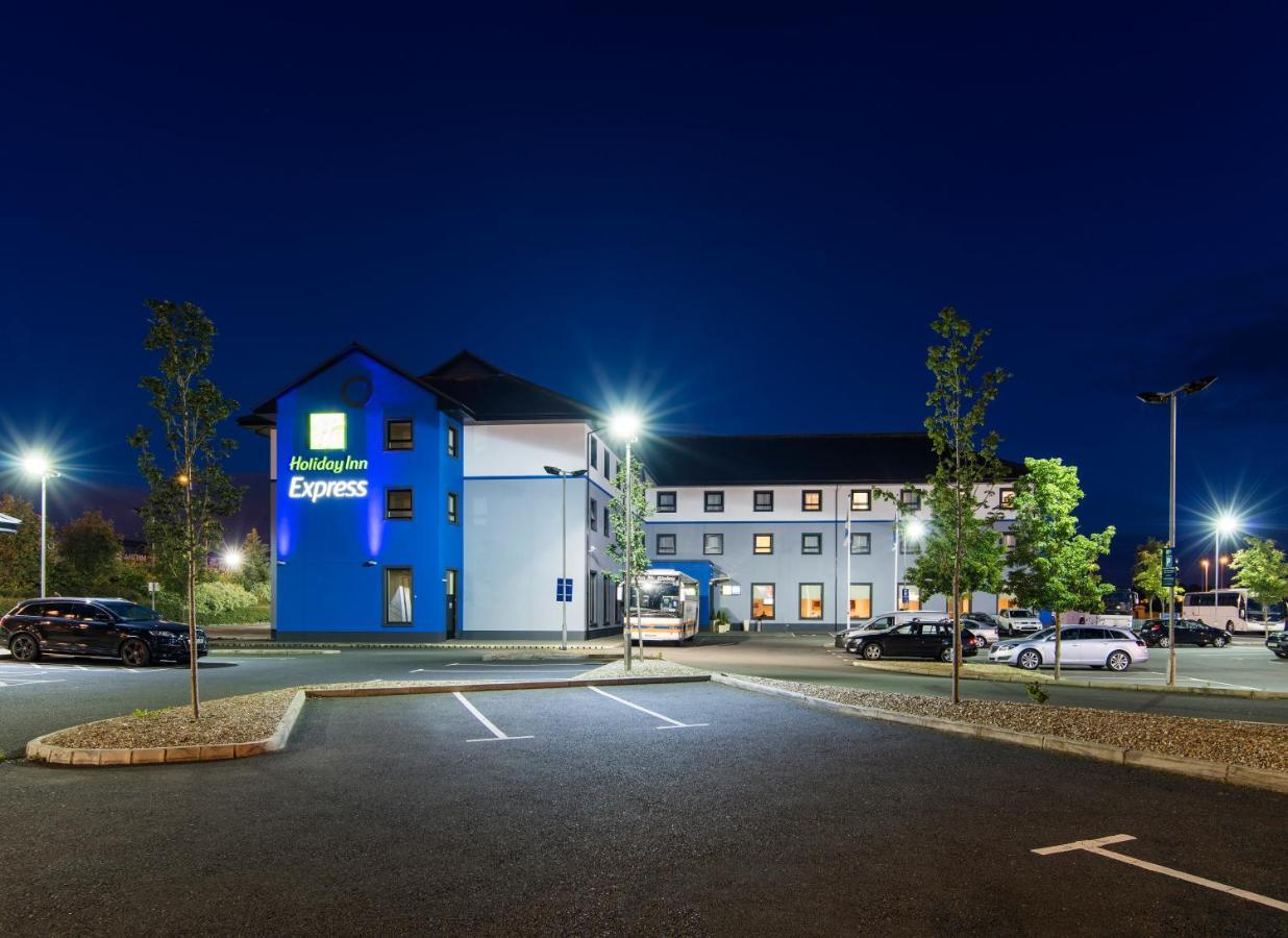 Holiday Inn Express Antrim By Ihg Экстерьер фото