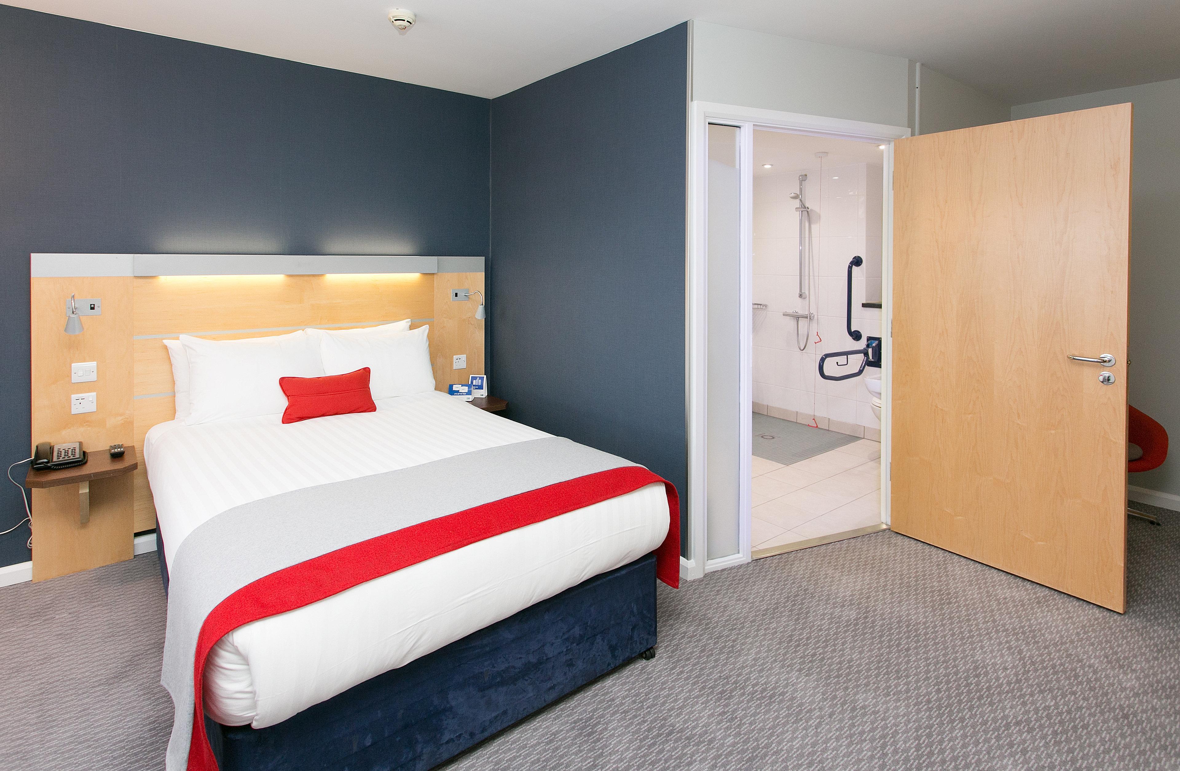 Holiday Inn Express Antrim By Ihg Экстерьер фото