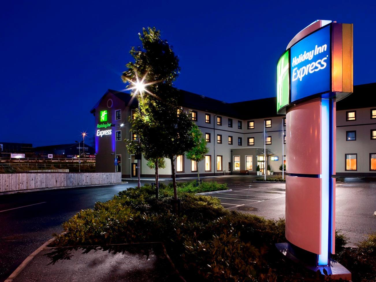 Holiday Inn Express Antrim By Ihg Экстерьер фото