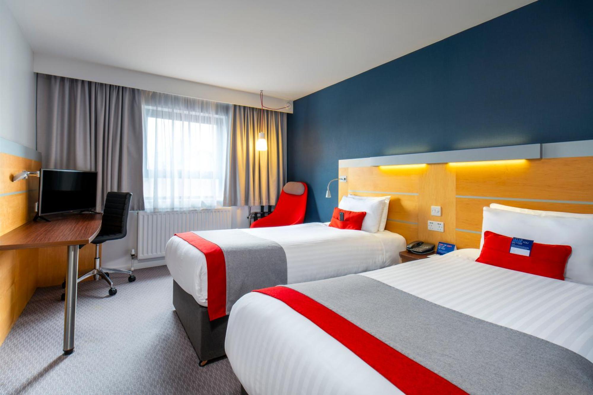 Holiday Inn Express Antrim By Ihg Экстерьер фото