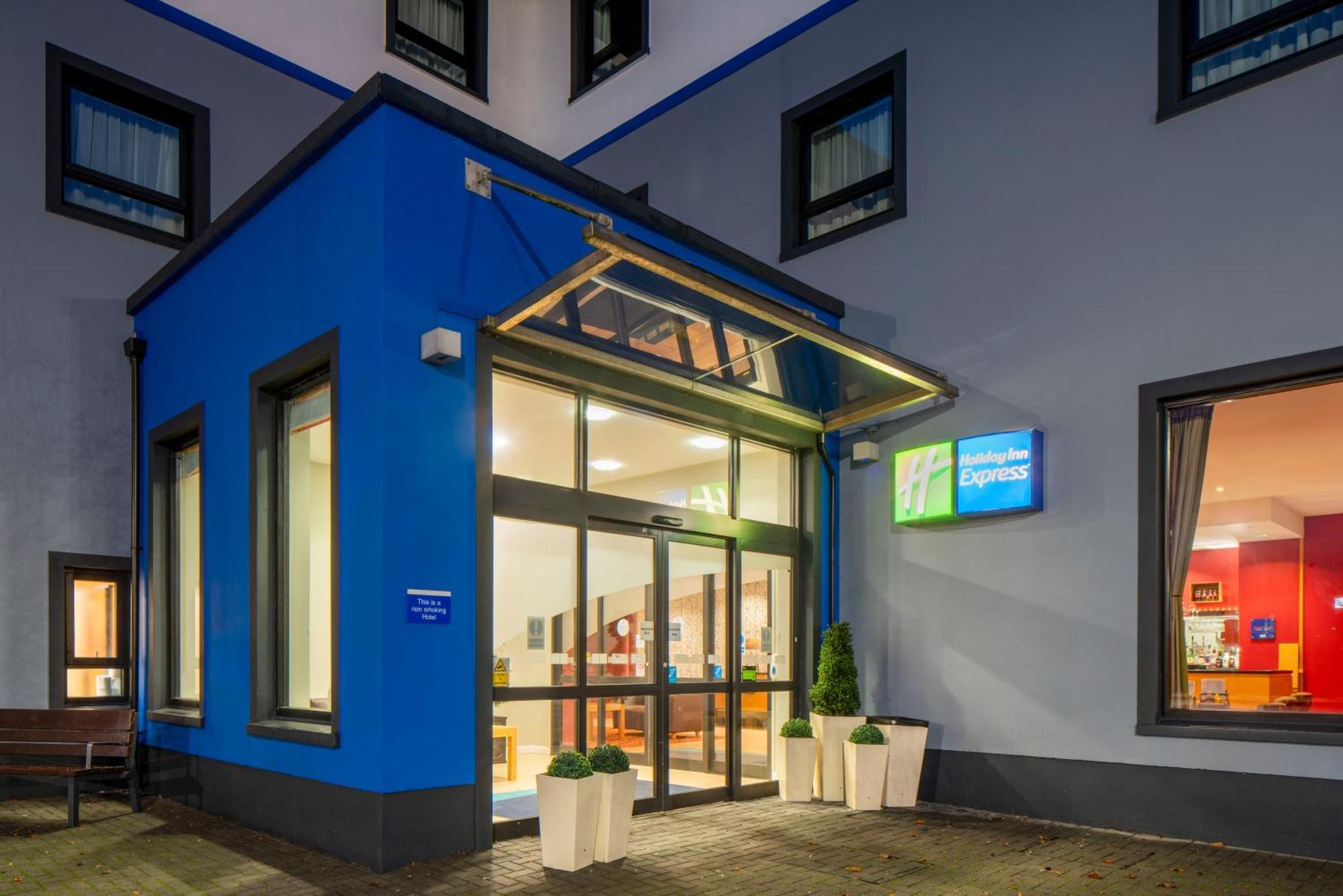 Holiday Inn Express Antrim By Ihg Экстерьер фото