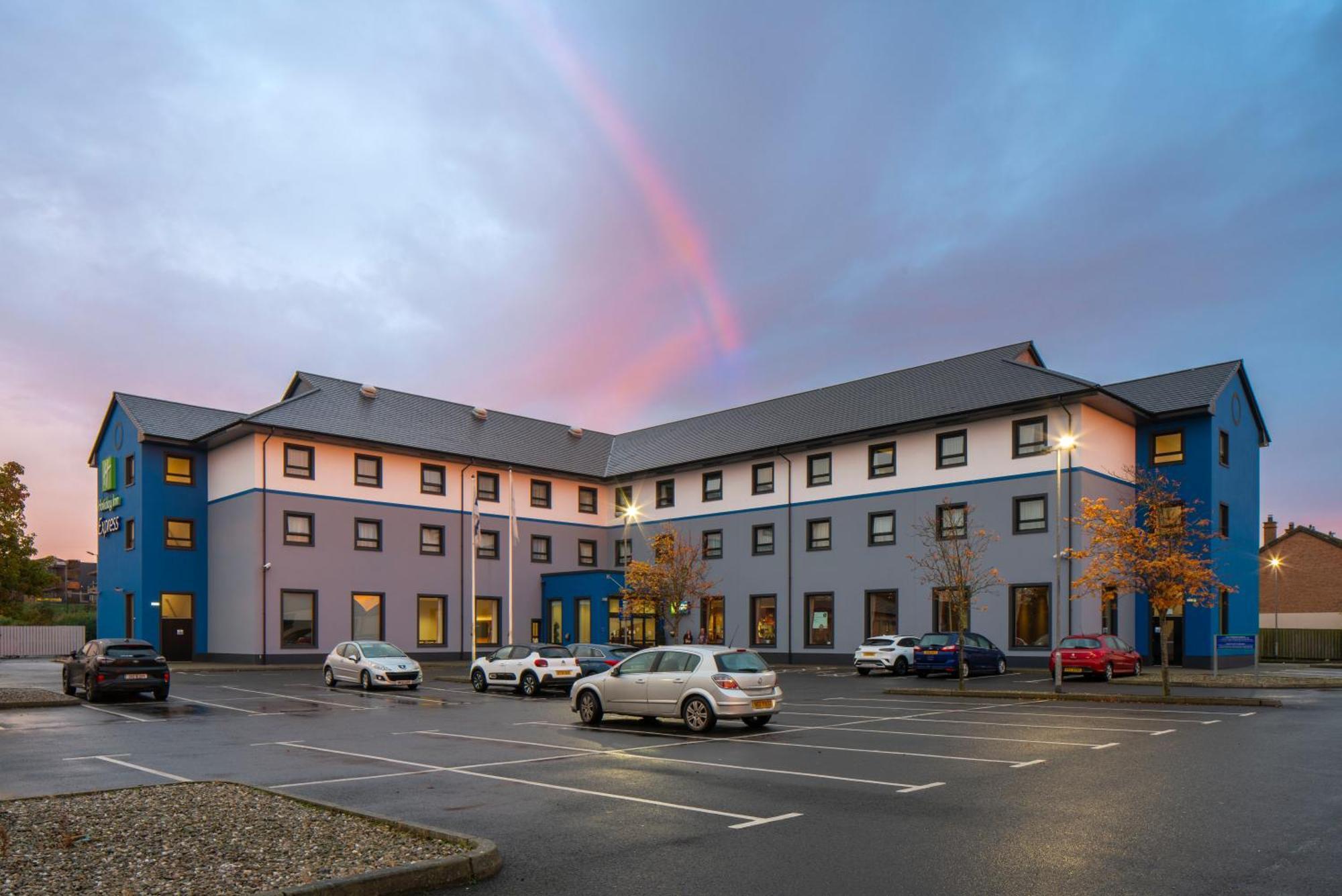 Holiday Inn Express Antrim By Ihg Экстерьер фото