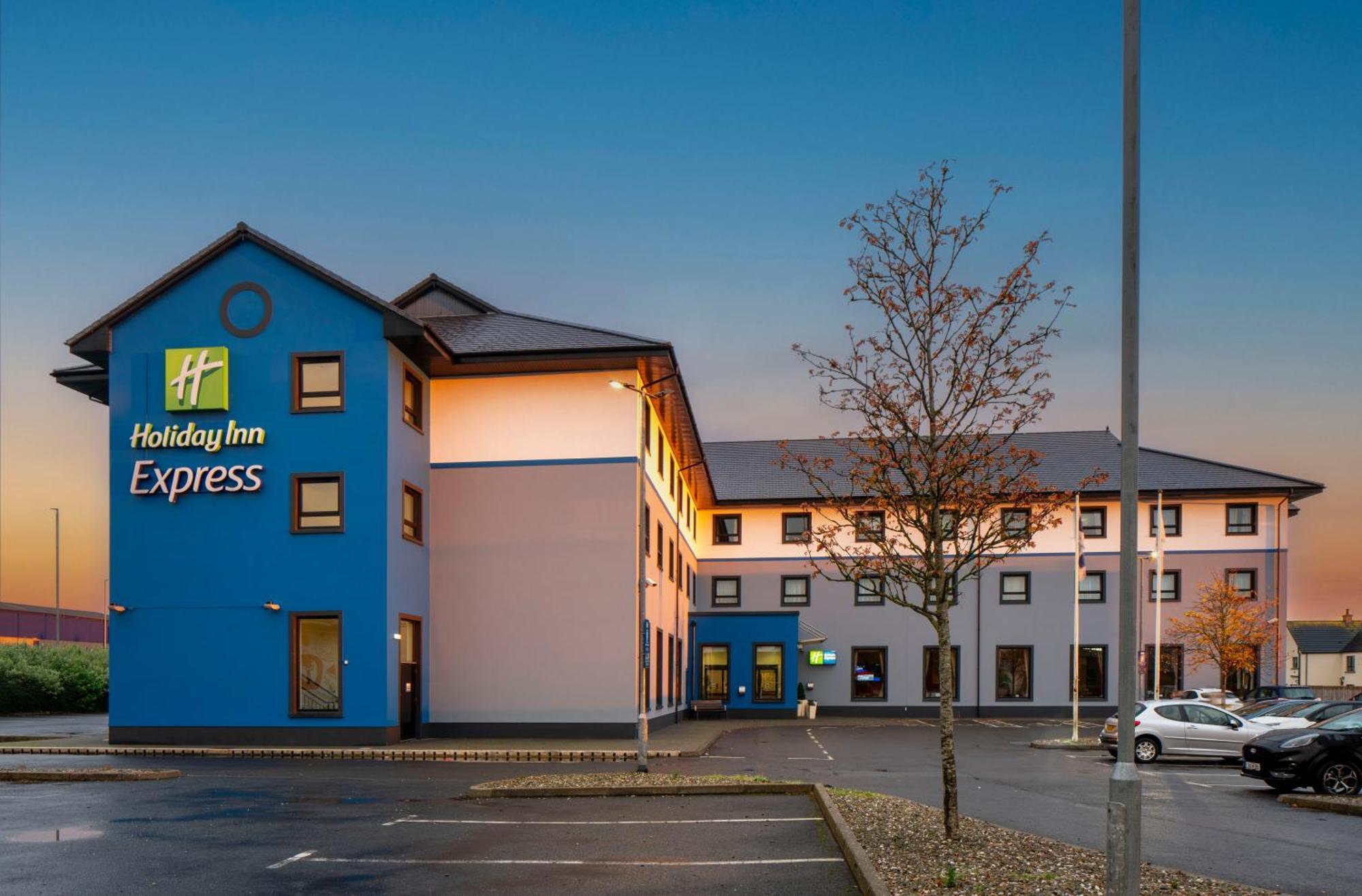 Holiday Inn Express Antrim By Ihg Экстерьер фото