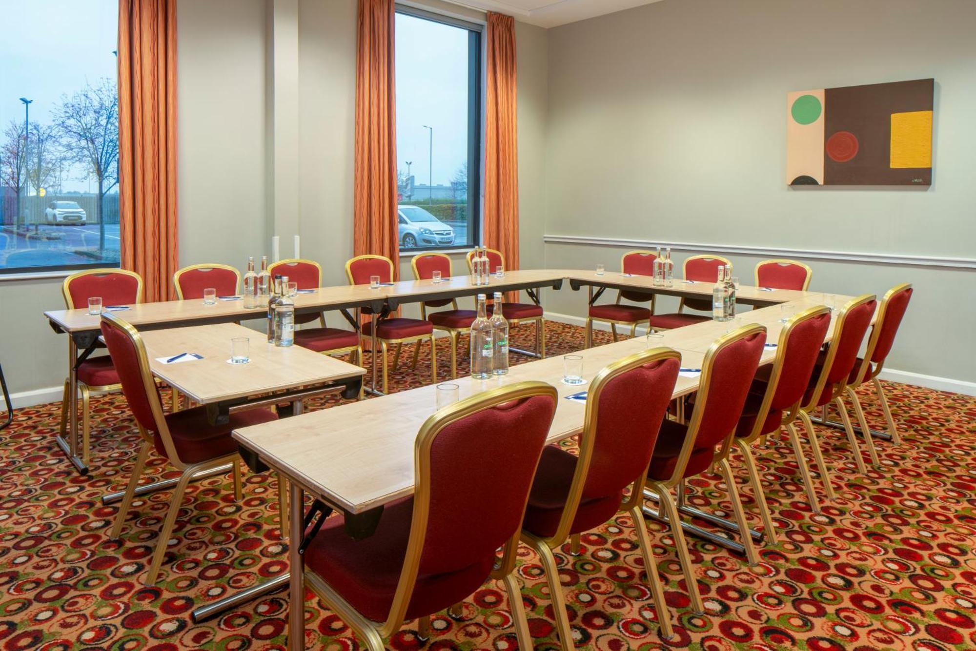 Holiday Inn Express Antrim By Ihg Экстерьер фото