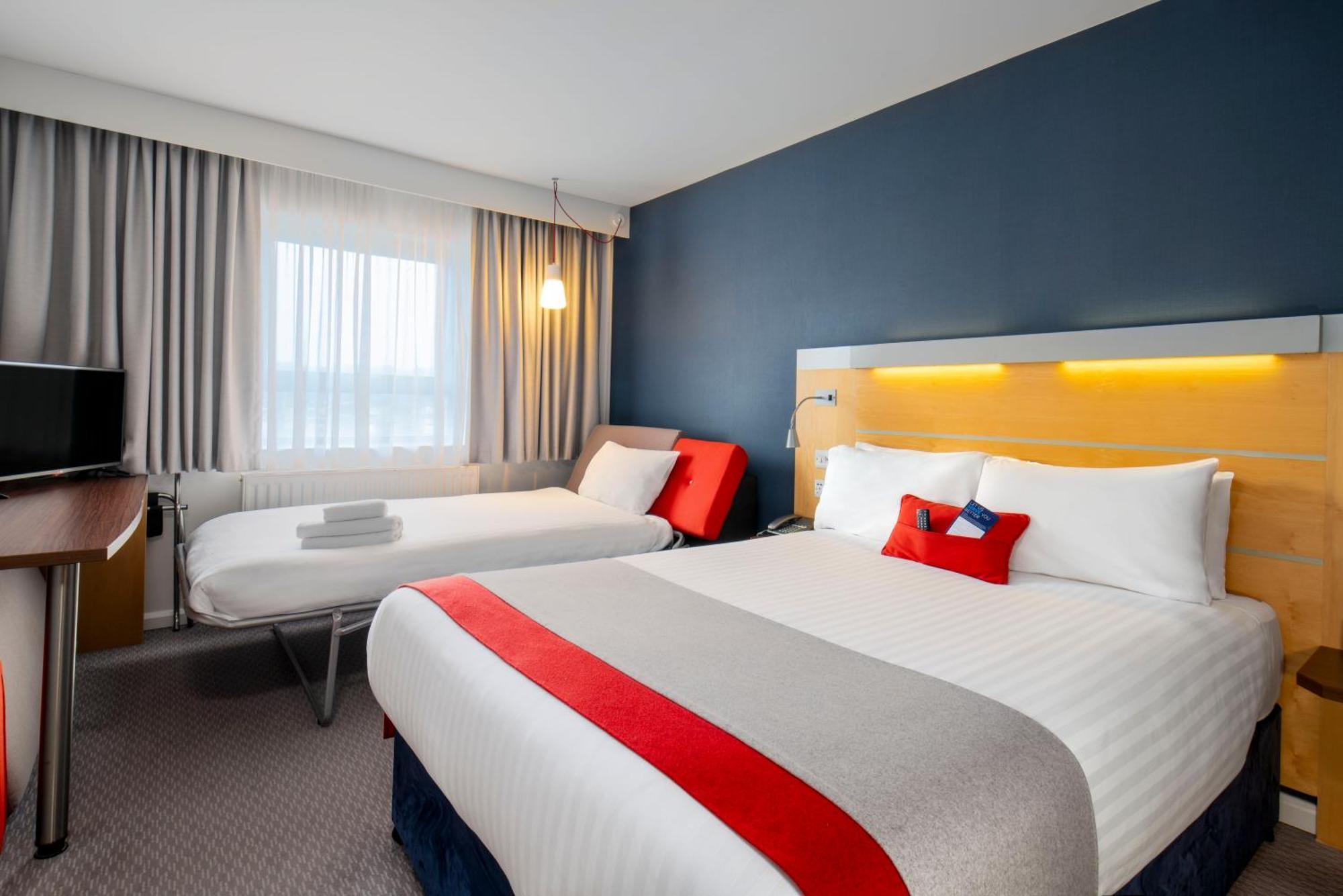 Holiday Inn Express Antrim By Ihg Экстерьер фото