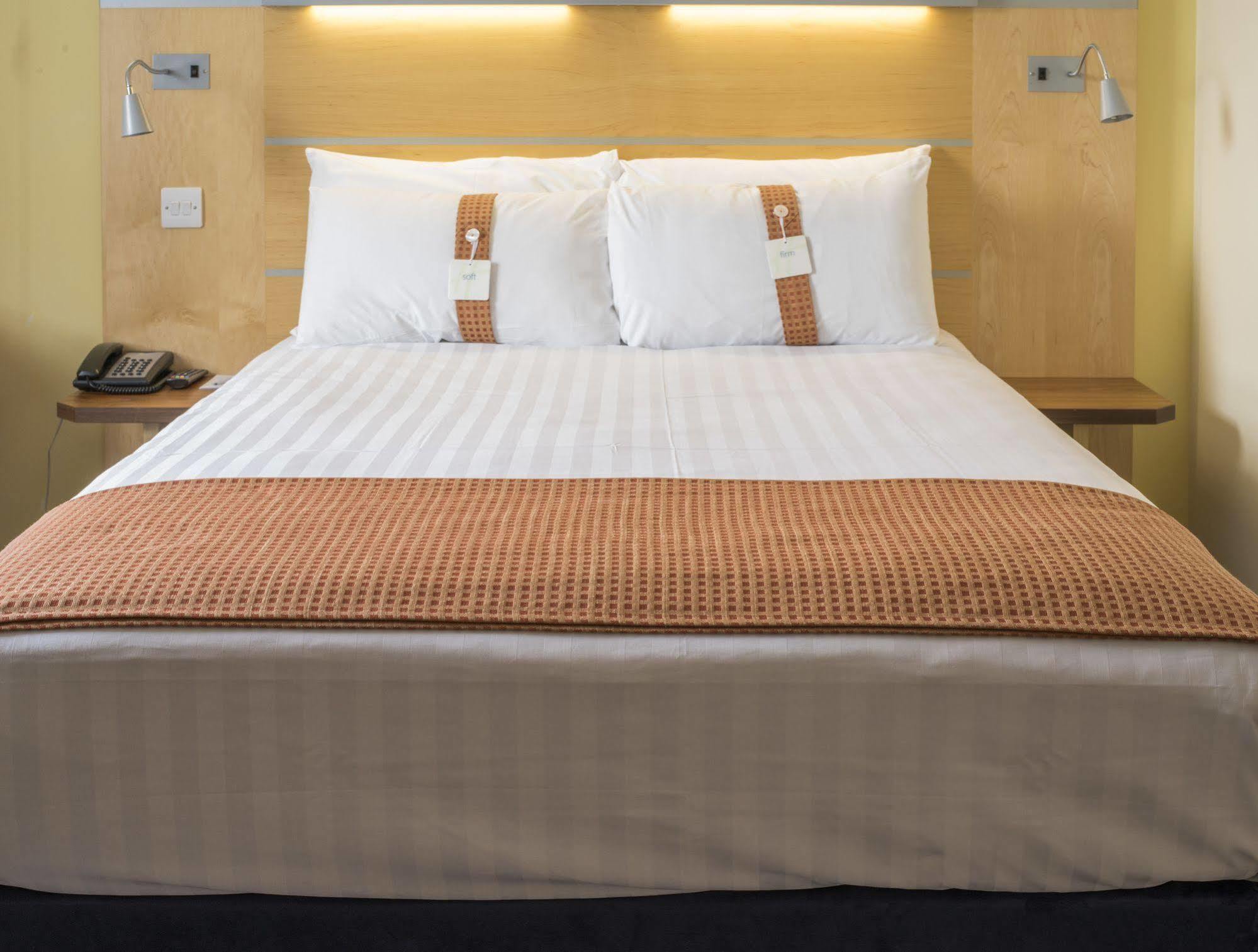 Holiday Inn Express Antrim By Ihg Экстерьер фото