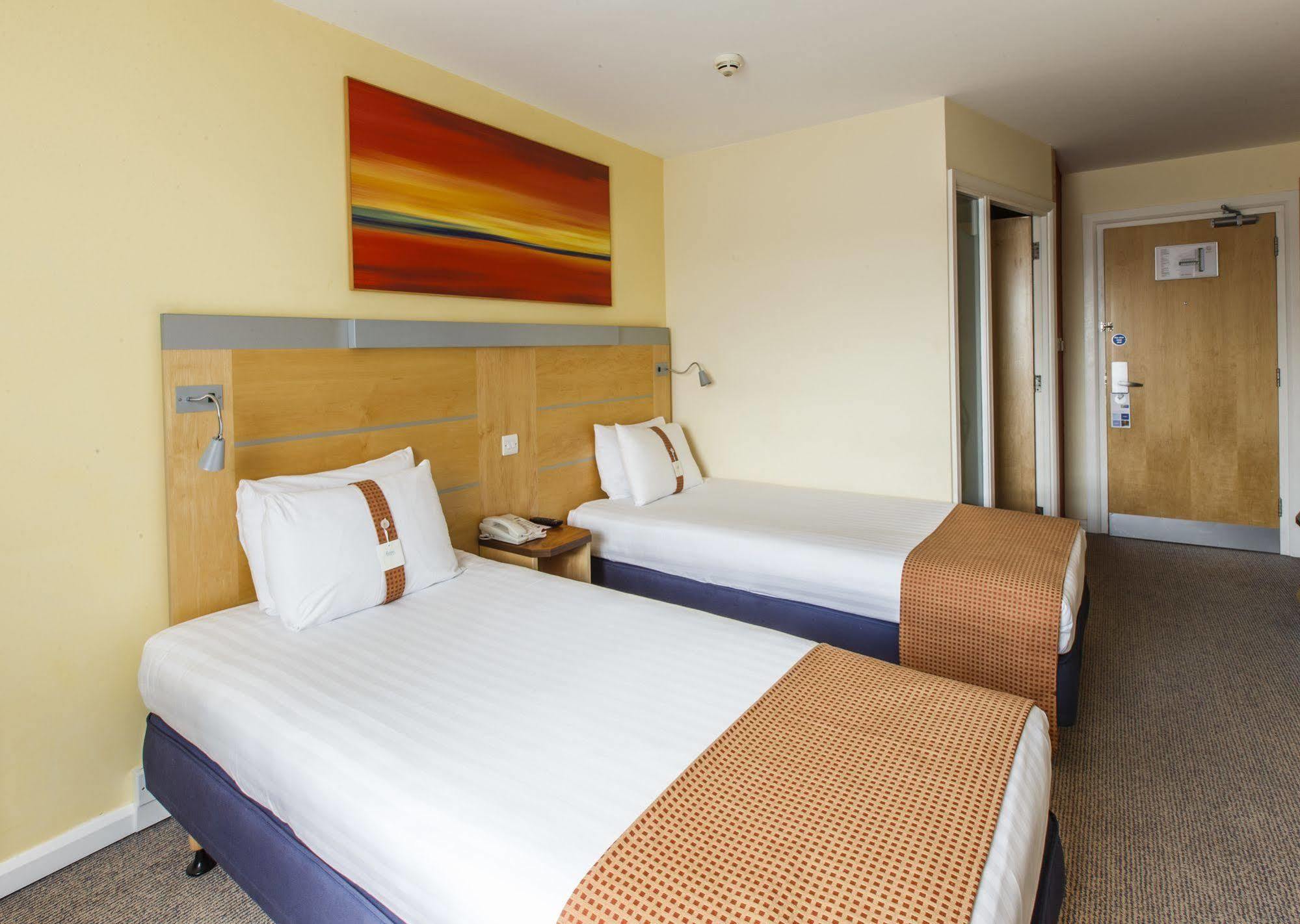 Holiday Inn Express Antrim By Ihg Экстерьер фото